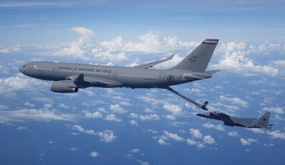 La foto muestra un RSAF A330 MRTT en una operación de reabastecimiento de combustible con un caza RSAF F-15SG ©RSAF