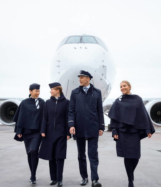 Finnair_crew_runway_A350_front ©Finnair