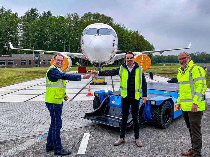 El-aeropuerto-de-Twente-comienza-a-utilizar-un-camion-de-remolque-electrico © Twente Airport