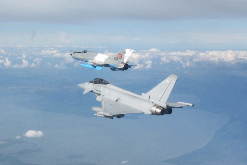 Los Typhoons de la RAF practicaron la intercepción de un avión rumano MIG-21 LanceR sobre el espacio aéreo rumano. ©RAF
