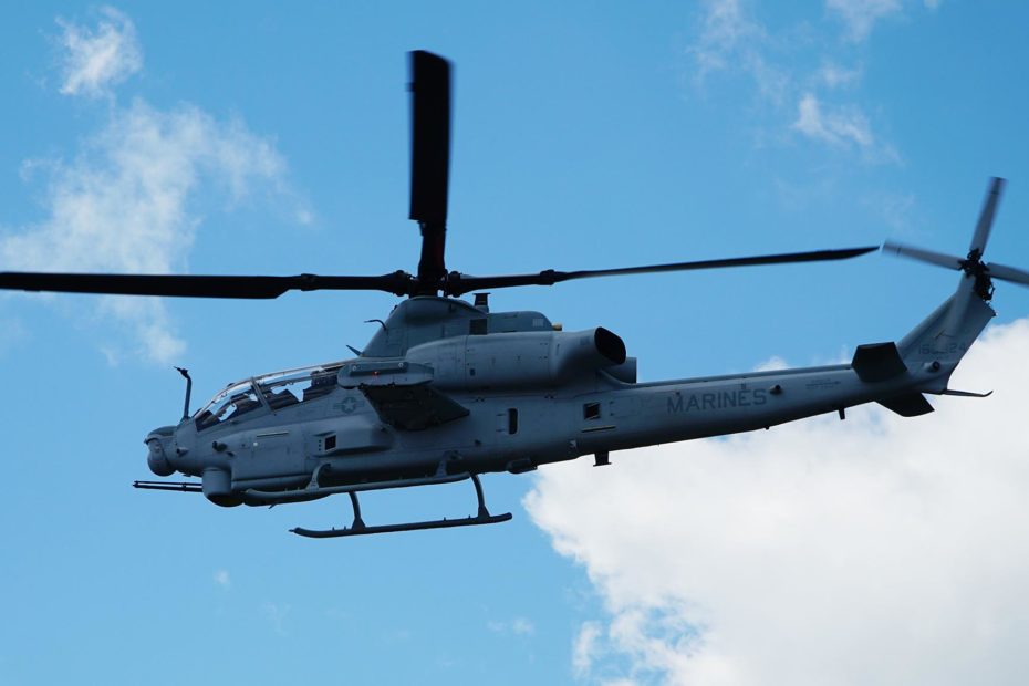 Un AH-1Z Viper asignado al Escuadrón de Evaluación y Pruebas Aéreas (HX) 21 despega de la Estación Aeronaval del Río Patuxent. Durante el vuelo de prueba, el AH-1Z estableció una conexión bidireccional entre una estación terrestre y los sistemas Link 16 y Advanced Networking Wideband Waveform (ANW2) de la aeronave por primera vez. (Foto de: Joy Shrum)