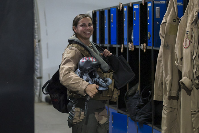 La capitana de la Fuerza Aérea de los EE. UU. Miranda Bray, del 494° Escuadrón de Combate Expedicionario, piloto de combate F-15E Strike Eagle, prepara su equipo de vuelo para una misión operativa en la Base Aérea Al Dhafra (ADAB), Emiratos Árabes Unidos, el 6 de junio de 2021. Bray se encuentra en ADAB como parte del entrenamiento de combate ágil, una forma de operaciones que aumenta el ritmo y la frecuencia de las misiones al tiempo que maximiza la eficiencia. (Foto de la Fuerza Aérea de los EE. UU. por el sargento técnico Michelle y. Alvarez)