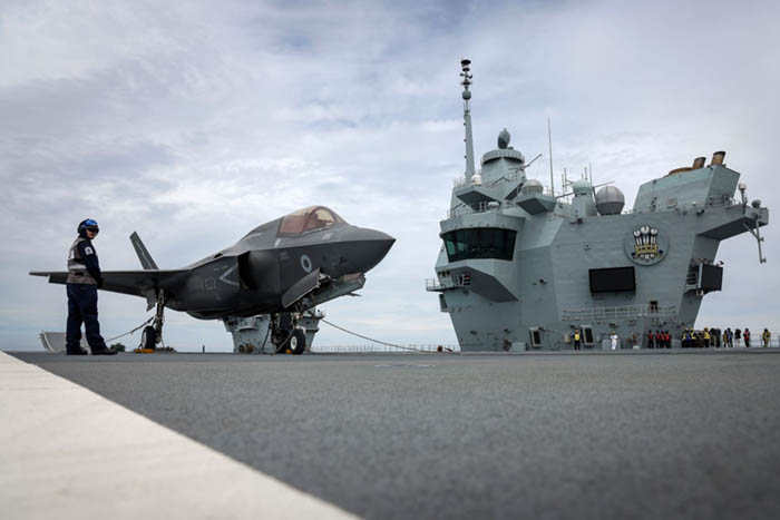 El líder de escuadrón Will del 207 Squadron RAF se convirtió en el primer piloto de ala fija en aterrizar en el portaaviones. ©RAF