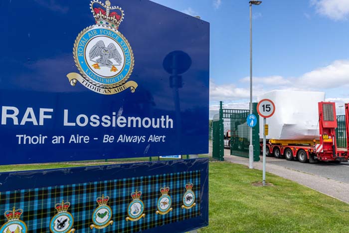 Un nuevo simulador llegó a RAF Lossiemouth el 11 de junio de 2021. Fueron usados 5 camiones para su traslado. ©RAF.