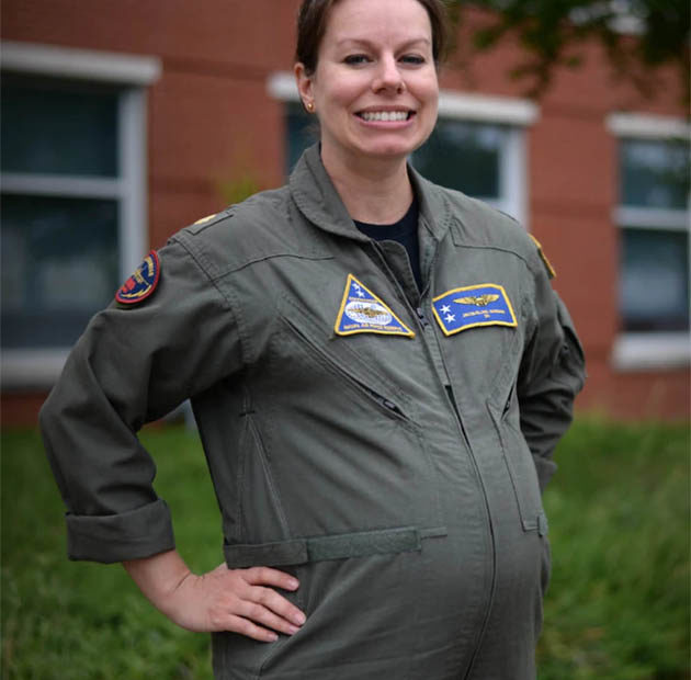 Teniente comodoro, Jacqueline Nordan, comandante, gerente del programa de movilización de la Reserva de la Fuerza Aérea Naval, posa en el primer prototipo de uniforme de vuelo de maternidad el 8 de mayo (Foto de la Marina de los EE. UU. por Stephen Hickok, Jefe especialista en comunicación de masas)