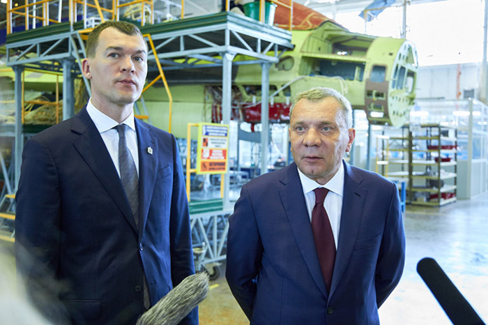 Viceprimer ministro Yuri Borisov (derecha) en la Compañía Sukhoi en Komsomolsk-on-Amur. ©Sukhoi