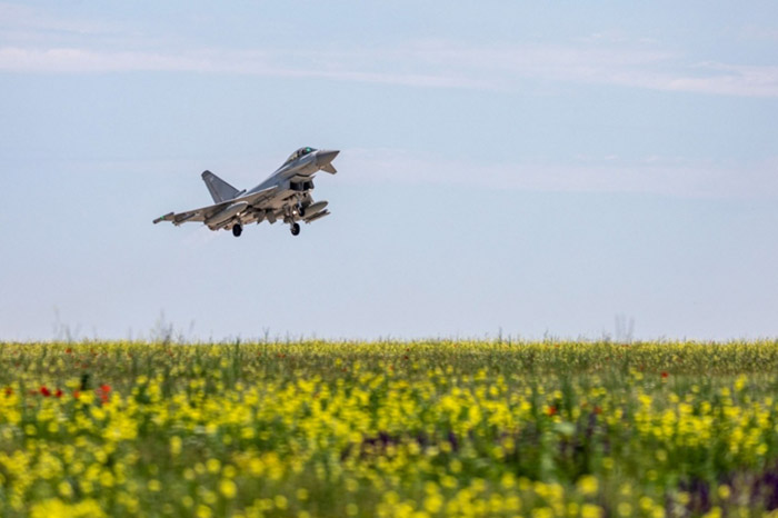 Un avión de combate Typhoon de la Royal Air Force despegando de la Base Aérea Mihail Kogălniceanu cerca de Constanta en la costa del Mar Negro. El destacamento de la Royal Air Force llegó aquí en mayo y desde entonces ha volado junto a la Fuerza Aérea Rumana para demostrar la cohesión de la OTAN y la vigilancia de la Alianza. Foto de archivo - Copyright de la Corona Británica.