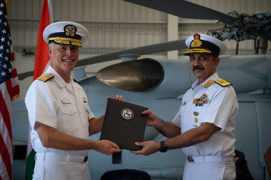 El Vicealmirante Kenneth Whitesell, Comandante de las Fuerzas Aéreas Navales de los EE. UU., a la izquierda, presenta el Informe de inspección y recepción de materiales del primer avión al Vicealmirante Ravneet Singh, Subjefe de Estado Mayor de la Armada de la India, durante una Ceremonia de aceptación en la Estación Aeronaval de la Isla Norte. Durante la ceremonia, la Armada de la India incorporó a sus dos primeros Seahawks MH-60R de la Armada de los Estados Unidos.  La Armada de la India recibirá un total de 24 MH-60R en el contrato con la Armada de los Estados Unidos, lo que mejorará nuestra cooperación entre la Armada y fortalecerá su capacidad combinada de guerra en la región del Indo-Pacífico. Foto: US Navy por MC2 (SW/AW) Sara Eshleman