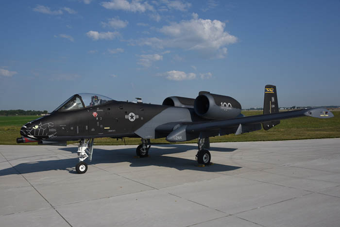 Un A-10 Thunderbolt II de la Fuerza Aérea de los EE. UU. de color negro y gris de la 122ª Ala de Combate de la Guardia Nacional Aérea de Indiana "Blacksnakes", pintado en la instalación de pintura de la Guardia Nacional Aérea en Sioux City, Iowa el 2 de julio de 2021. En una desviación del estándar A-10 gris de dos tonos, el esquema de pintura fue creado a pedido para conmemorar el centenario de la aviación en la Guardia Nacional de Indiana. Foto de la Guardia Nacional Aérea de EE. UU., por el Sargento Primero Senior. Vincent De Groot