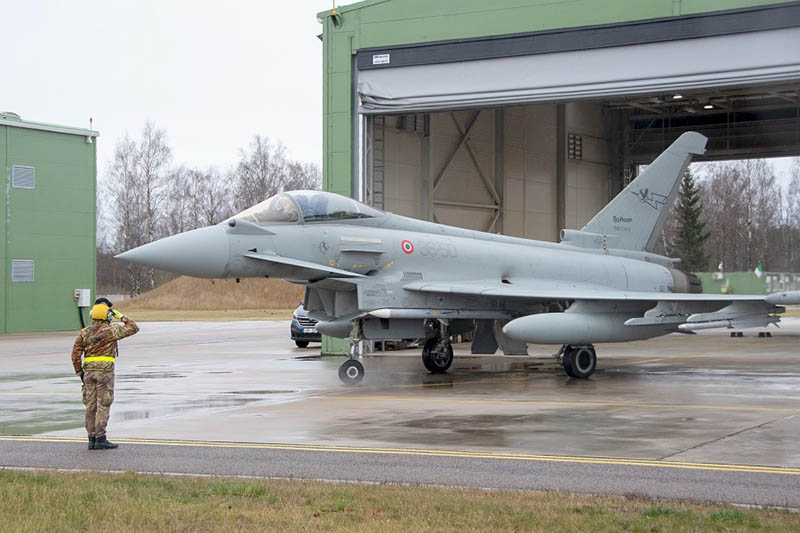 Un Eurofighter italiano se prepara para despegar en apoyo de una misión de policía aérea. Los Eurofighters son utilizados por muchas Fuerzas Aéreas Europeas diferentes. Foto cortesía de la Fuerza Aérea Italiana.