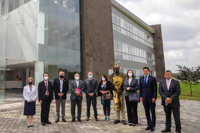 En la imagen de izquierda a derecha: La Vicepresidenta de la Asociación Nacional de Directores de Desarrollo Económico, Ivette Canales; Embajador de Tailandia Paisan Rupanichkij; Alcalde de Atlacomulco, Roberto Téllez; Director de AEM, Salvador Landeros; CEO de IUSACOMM, Alejo Peralta; Consejera de la Embajada de Pakistán en México, Shabana Aziz; Príncipe Bantú de Camerún, Jean Louis Bingna; Embajadora de Serbia, Tatjana Conic; Embajador de Nicaragua, Juan Carlos Rodríguez Madrigal; y el Representante de Cámara de Comercio México-África, Armando Ochoa. Foto: SCT