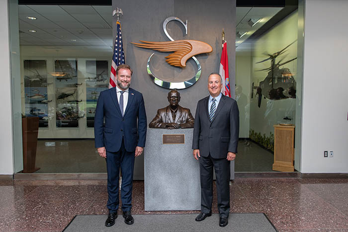 El ministro de Defensa y el Jefe de Estado Mayor de la CAF visitaron la fábrica de helicópteros 'Sikorsky' en Connecticut y conversaron con la delegación de la empresa Sikorsky. Foto: Lockheed Martin Corporation - Gretchen Lemke