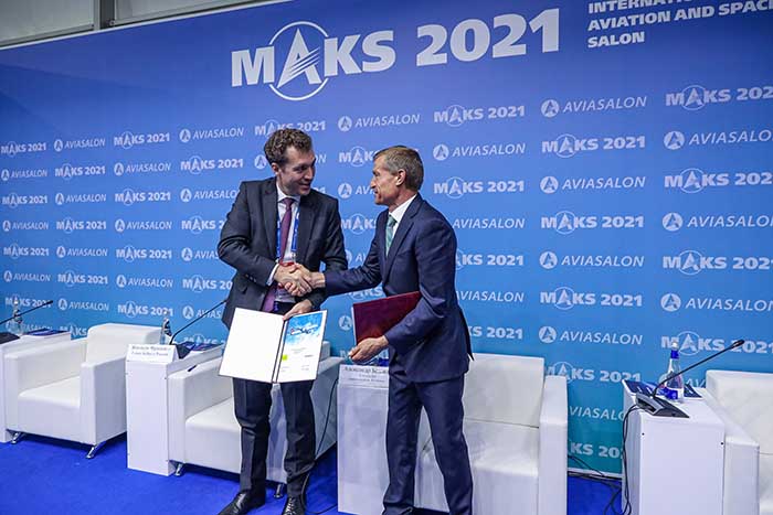 Julien Franiatte, director de Airbus Rusia & CIS y Alexandr Belovol, accionista de Air Manas firman el contrato © Airbus