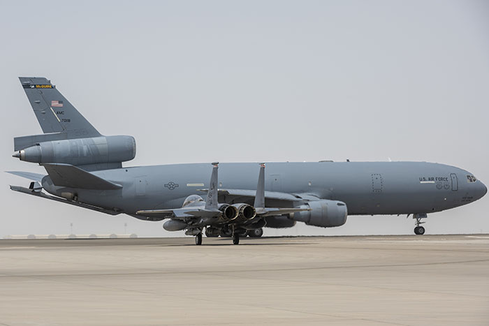 Un Extender KC-10 de la Fuerza Aérea de los EE. UU. del 908 ° Escuadrón de Reabastecimiento Aéreo Expedicionario y un F-15E Strike Eagle asignado al 494 ° Escuadrón de Cazas Expedicionarios se preparan para el despegue el 5 de julio de 2021 desde la Base Aérea de Al Dhafra, Emiratos Árabes Unidos. Con la ayuda de la aeronave KC-10 Extender, los F-15 y su equipo y tripulación asociados pueden regresar a su estación de origen en una misión consolidada, maximizando el uso de tiempo y recursos. Foto de la USAF por el Master Sgt. Wolfram M. Stumpf