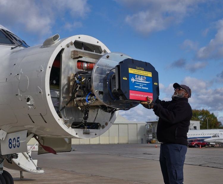 Un avión de prueba Northrop Grumman equipado con el radar AN / APG-83 SABR de Northrop Grumman. © Northrop Grumman