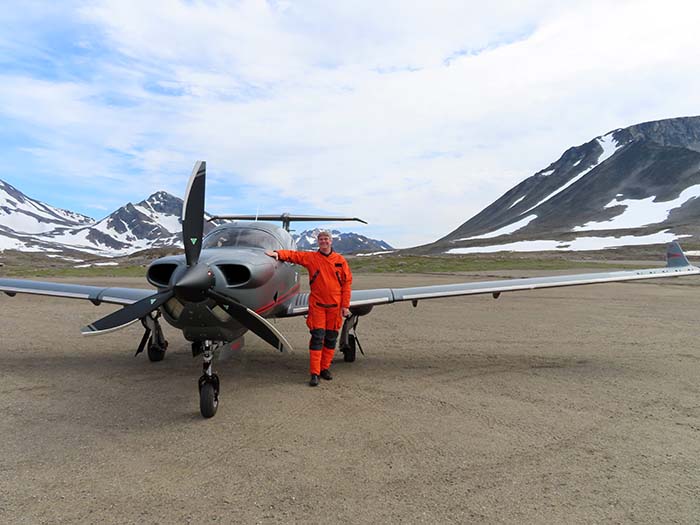 Thomas Wimmer, piloto de pruebas de aviones Diamond en el aeropuerto de Kulusuk, Groenlandia ©Diamond Aircraft