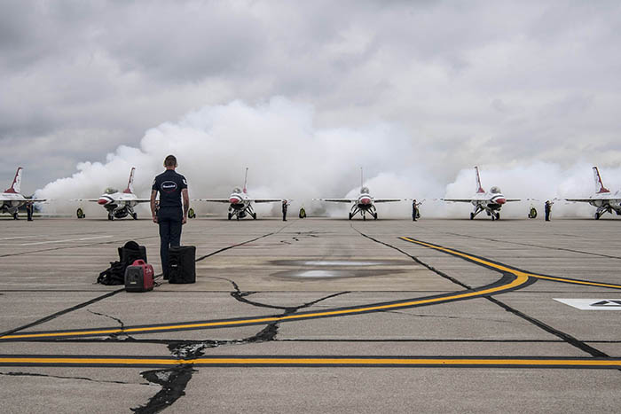 Los Thunderbirds de la Fuerza Aérea de los EE. UU. realizan su demostración aérea durante el Openhouse y Air Show de Fort Wayne, el 9 de junio de 2019, en el Aeropuerto Internacional de Fort Wayne. Foto de la Fuerza Aérea de EE. UU. por el Mayor Ray Geoffroy