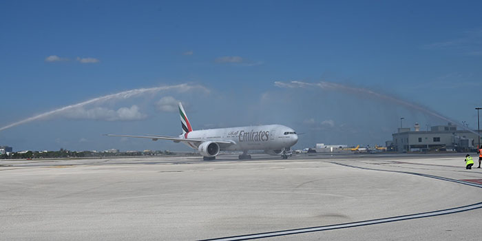 El vuelo inaugural de Emirates a MIA recibió el tradicional saludo de cañón de agua. © Miami International Airport