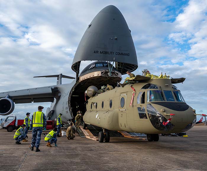 Un helicóptero CH-47F Chinook es descargado de un C-5M Super Galaxy en Australia, el 7 de julio de 2021. El C-5 transportó dos helicópteros CH-47F Chinook a la RAAF Base Townsville como una parte del programa de Ventas Militares Extranjeras del Departamento de Defensa de los EE.UU. Foto de la Fuerza Aérea de los EE. UU. por el aviador principal Faith Schaefer