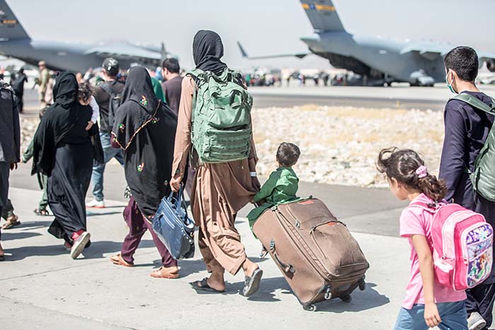 Las familias abordan un C-17 Globemaster III de la Fuerza Aérea de los Estados Unidos durante una evacuación en el Aeropuerto Internacional Hamid Karzai, Kabul, Afganistán, 24 de agosto de 2021. Foto por: Marine Corps Sgt. Samuel Ruiz