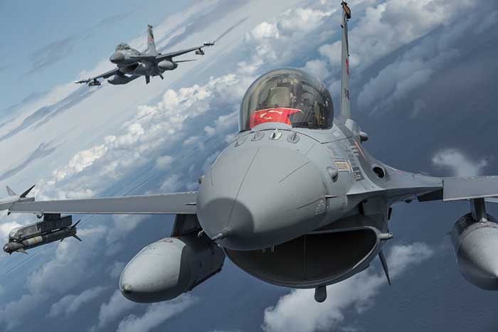 Los cazas F-16 de la Fuerza Aérea Turca realizaron maniobras aéreas en el norte de Polonia y la costa del Mar Báltico mientras volaban junto a un avión de transporte C-295M Casa de la Fuerza Aérea Polaca. Fotos de Arnaud Chamberin.