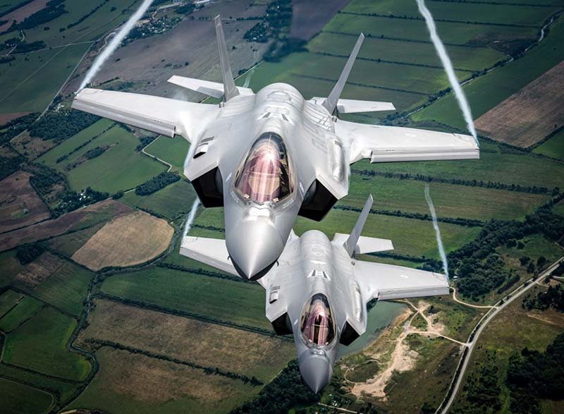 Dos aviones de combate F-35 de la Fuerza Aérea Italiana sobrevolando Estonia durante una misión de entrenamiento que ayudan a la integración de la tecnología moderna de quinta generación en la duradera misión de Policía Aérea de la OTAN en la región del Báltico. Foto y miniatura de la historia de Giovanni Colla.