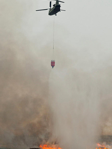 Foto de archivo de un Chinook vertiendo agua sobre un incendio forestal. © Ministerio de Defensa de los Países Bajos