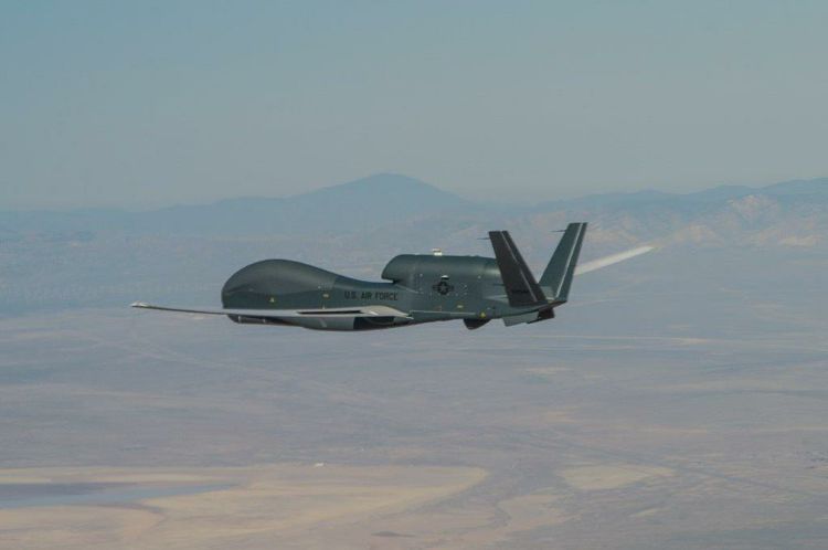 “Global Hawk es fundamental hoy e indispensable mañana a medida que continuamos invirtiendo en nuevas capacidades para mejorar la flexibilidad, la resistencia y la capacidad de respuesta del sistema”, dijo Leslie Smith, vicepresidente de Global Hawk, Northrop Grumman. "Estamos adoptando avances probados en tecnología e infraestructura para proporcionar cabinas de vuelo modernizadas, redireccionamiento dinámico de misiones, computación de carga útil compatible con OMS, adaptadores de carga útil universal y comunicaciones basadas en IP". Global Hawk es la principal plataforma ISR autónoma de gran altitud y larga duración para la Fuerza Aérea de EE. UU. Y socios globales. Ningún otro sistema ofrece una mejor combinación de alcance, resistencia y capacidad de carga útil, como lo demuestra el uso continuo de Global Hawk por parte de la Fuerza Aérea de EE. UU. Para recopilar inteligencia y disuadir amenazas regionales durante las últimas dos décadas. Para satisfacer las necesidades operativas futuras, Global Hawk puede extenderse y conectarse más allá de su misión ISR estratégica tradicional y servir como un nodo de borde de red aerotransportada, proporcionando retransmisiones de comunicaciones persistentes y procesamiento seguro sin poner al personal en peligro. Estas capacidades serán críticas para ayudar a realizar la visión de Comando y Control de Dominio Conjunto-Todos del Departamento de Defensa.