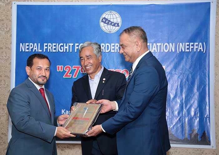 Imagen, comenzando desde la izquierda: Tap Shrestha, ejecutivo senior de ventas de carga en Nepal, Qatar Airways Cargo; Prakash Karki, ex presidente inmediato de NEFFA; Manoj Adhikari, presidente de NEFFA. ©Qatar Airways