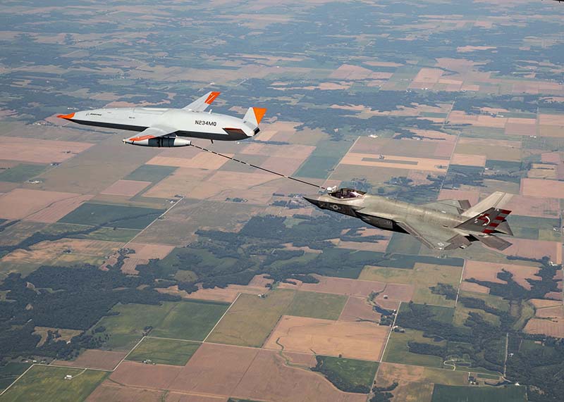 El activo de prueba MQ-25 T1 de Boeing transfiere combustible a un avión de combate F-35C Lightning II de la Armada de los EE. UU. el 13 de septiembre durante una misión de prueba de vuelo. La Marina y Boeing han realizado tres vuelos de reabastecimiento de combustible en los últimos tres meses, incluido un F/A-18 Super Hornet y E-2D Hawkeye.  (Foto de Kevin Flynn)