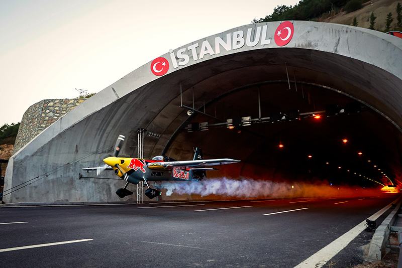 Dario Costa de Italia volando a través de dos túneles Catalca en Estambul, Turquía, el 4 de septiembre de 2021. ©Grupo de contenido de Samo Vidic / Red Bull
