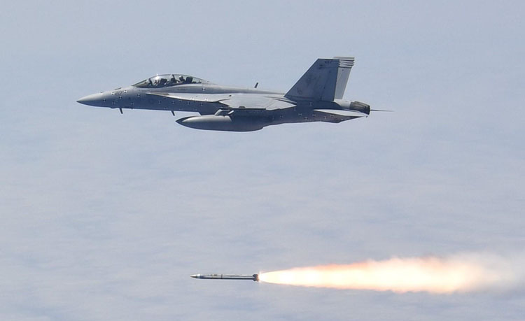 El AARGM-ER se lanza desde un F / A-18 de la Marina de los EE. UU. Durante una prueba de fuego real exitosa en Point Mugu Sea Test Range, California. Foto de la Marina de los EE. UU.