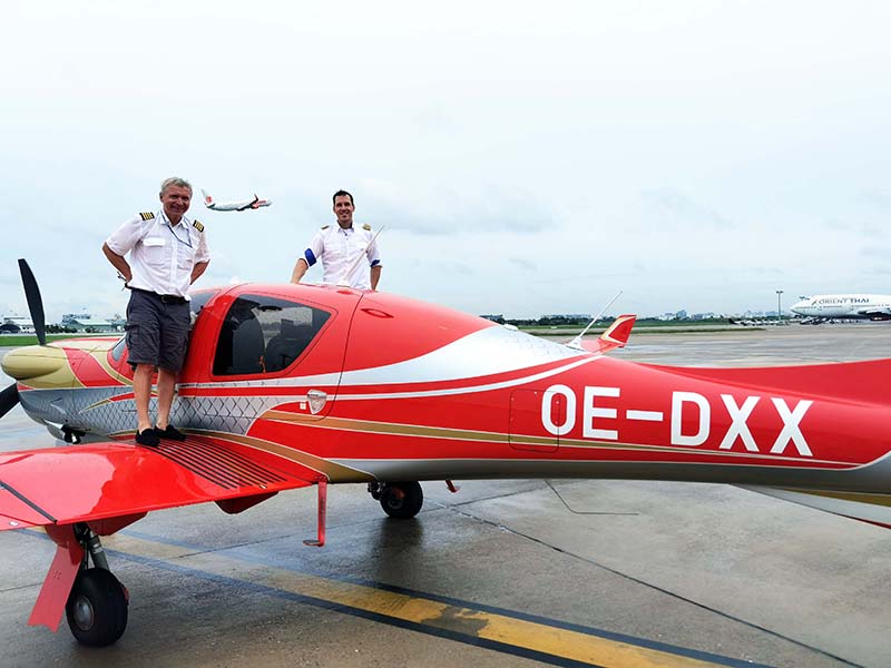 Martin Richter-Trummer y David Bausek en Bangkok, Tailandia ©Diamond Aircraft