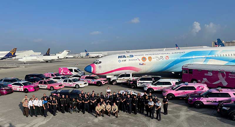 Foto grupal de Miami-Dade Police Department (MDPD) y Making Strides Against Breast Cancer Support (MSABC) en el Aeropuerto Internacional de Miami ©MIA