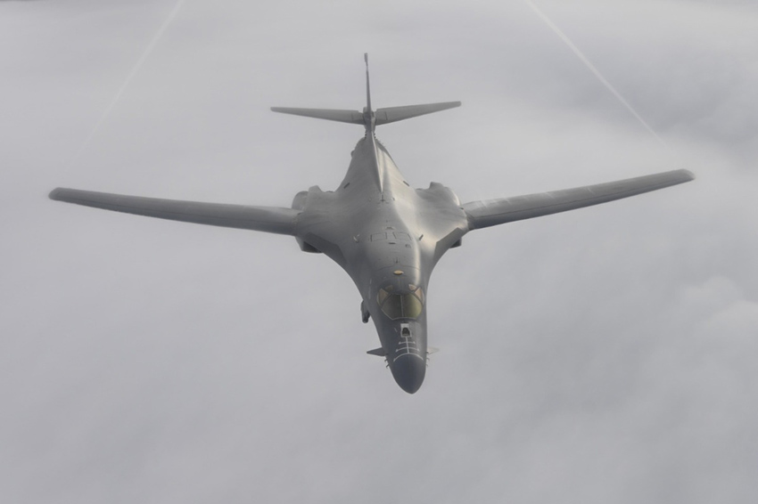 Un B-1B Lancer, desplegado en apoyo de la Bomber Task Force Europe 22-1, vuela después de recibir combustible de un KC-135 Stratotanker en ruta a una misión de entrenamiento de focalización marítima en el Mar Negro, el 19 de octubre de 2021. La serie de misiones Bomber Task Force Europa requiere una fuerza conjunta y de coalición para respaldar los despliegues estratégicos de bombarderos dentro del teatro europeo, lo que amplifica la preparación y promueve la interoperabilidad entre la tripulación de bombarderos rotacionales, los aliados de la OTAN y los socios de la coalición. Foto de Joseph Barron, Aerotécnico de Primera Clase.