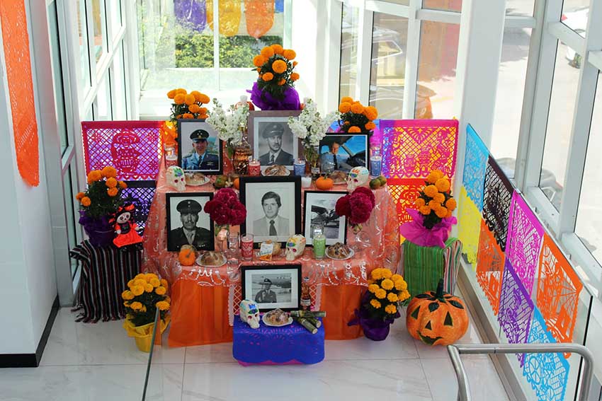 El Colegio de Pilotos Aviadores de México participa en la celebración del Día de muertos. Imagen: Hugo Gutiérrez/CPAM