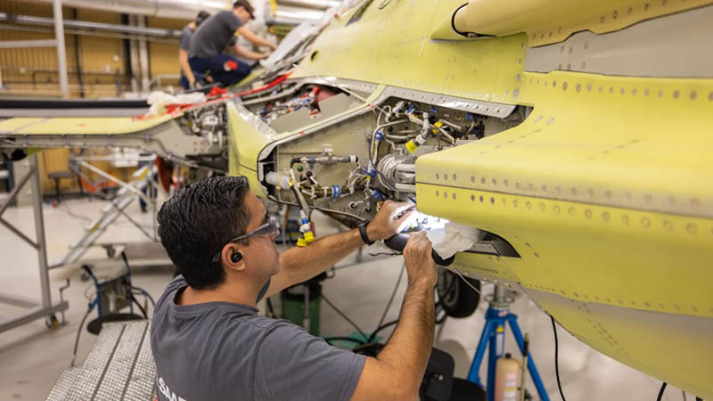 En las instalaciones de producción de Linköping, brasileños y suecos trabajan codo con codo. ©Saab