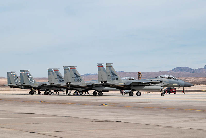 Tres aviones de combate F-15C Eagle asignados al 123º Escuadrón de Caza, de la Base de la Guardia Nacional Aérea de Portland, Oregón, y los dos aviones F-15EX de la Fuerza Aérea del Ala 53, de la Base de la Fuerza Aérea de Eglin, Florida, esperan para despegar para una misión en la Base de la Fuerza Aérea de Nellis, Nevada, el 20 de octubre de 2021. Los aviones llevarán a cabo la Prueba y Evaluación Operativa Inicial del 18 al 25 de octubre de 2021. Foto de la Fuerza Aérea de EE.UU. por William R. Lewis