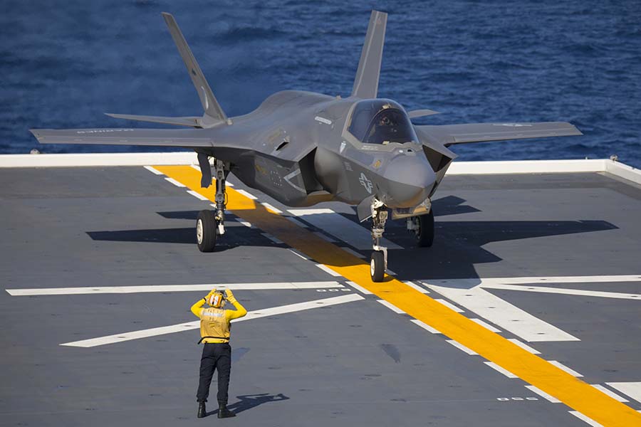 Personal de la Marina de los Estados Unidos dirige un avión F-35B Lightning II del Cuerpo de Marines asignado al Escuadrón de Ataque de Cazas de Marines (VMFA) 242 a bordo del destructor de helicópteros de la Fuerza de Autodefensa Marítima de Japón JS Izumo (DDH-183) frente a la costa de Japón, el 3 de octubre de 2021. Marinos y marineros asignados al buque de asalto anfibio USS America (LHA 6) embarcaron a bordo del Izumo para apoyar las primeras operaciones del F-35B Lightning II a bordo de un buque japonés. Estados Unidos y Japón siguen colaborando estrechamente para ampliar sus capacidades operativas, apoyar el Tratado de Cooperación y Seguridad Mutuas y mantener un Indo-Pacífico libre y abierto. Foto del Cuerpo de Marines de EE.UU. por el soldado de primera Tyler Harmon