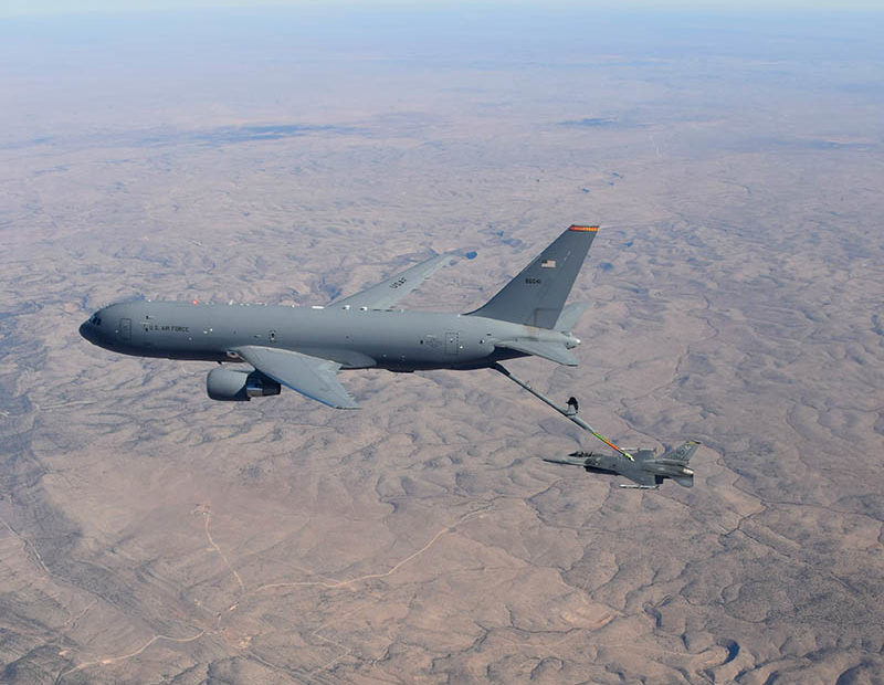 Un KC-46 Pegasus de la 97a Ala de Movilidad Aérea, asignado al 56o Escuadrón de Reabastecimiento Aéreo, de la Base Altus de Oklahoma, reposta un F-16 Fighting Falcon, el 7 de diciembre de 2020. Dos KC-46 y 10 F-16 se unieron en los cielos de Nuevo México para practicar operaciones de reabastecimiento de combustible en el aire. Fuerza Aérea de los EE. UU. Por el primer teniente Daniel Lee