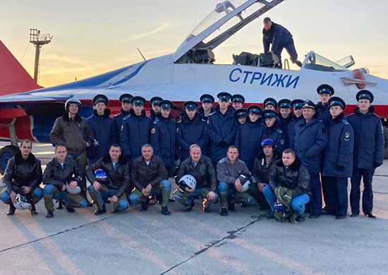Estudiantes de la escuela de vuelo se reunieron con el equipo acrobático de los Strizhi. ©Ministerio de Defensa de Rusia