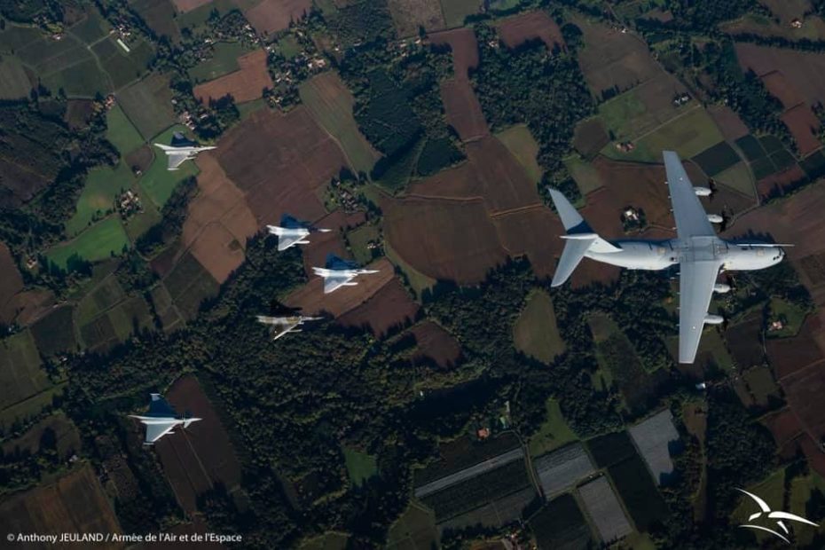 Una formación mixta de cazas aliados que incluyen el Rafale francés, el Mirage 2000 y un Eurofighter alemán liderado por un transporte A400M durante el Ejercicio VOLFA. Foto cortesía de la Fuerza Aérea y Espacial Francesa.