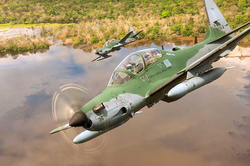 La Fuerza Aérea de Brasil proporciona asistencia a una aeronave en ...