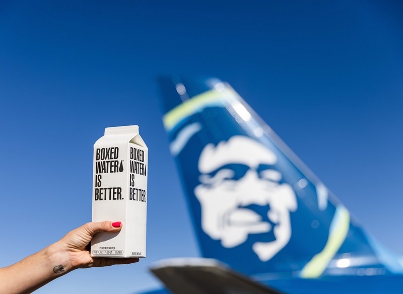Alaska Airlines sustituirá las botellas de agua de plástico a partir del 4 de noviembre, abordando el problema de la mayor fuente de residuos plásticos a bordo. ©Alaska Airlines
