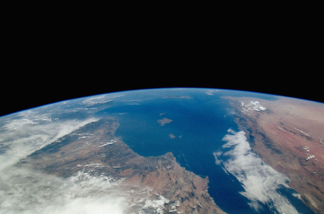 Vista de la Tierra tomada desde la Estación Espacial Internacional durante la misión STS 111, en la que participó el astronauta francés Philippe Perrin. La misión STS-111 fue un vuelo de rotación para relevar a la tripulación permanente de la Estación Espacial Internacional. Se cumplieron otros tres objetivos: continuar el ensamblaje de la ISS transportando parte del brazo manipulador, llevar instrumentos científicos para el módulo Destiny, que está acoplado desde el 10 de febrero de 2001, y reparar el brazo robótico canadiense. Philippe Perrin realizó tres paseos espaciales. © Agencia Espacial Francesa