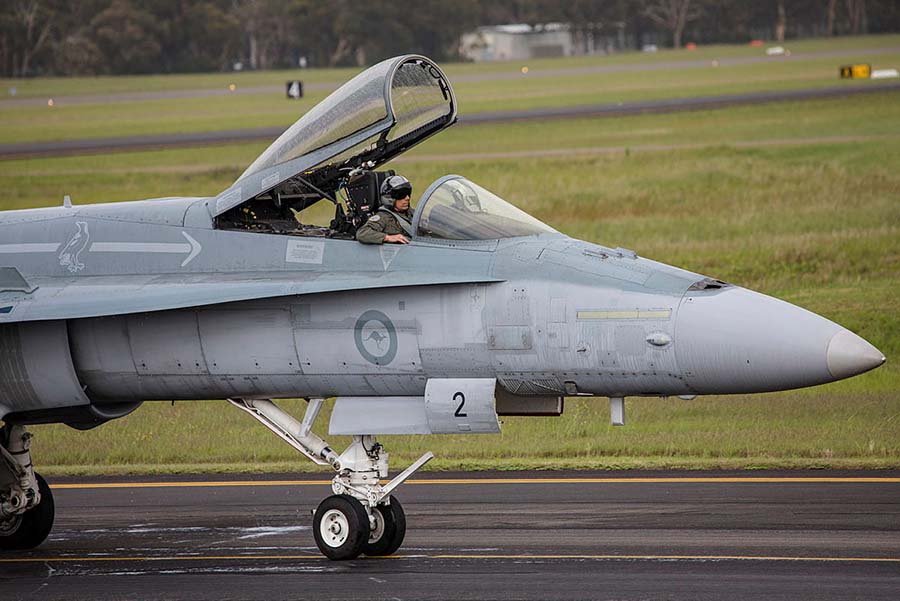 El capitán de grupo Jason Easthope regresa de su exhibición en la celebración del fin de una era del F/A-18 Hornet en RAAF Williamtown, Nueva Gales del Sur. Foto de LACW Catherine Kelly ©RAAF