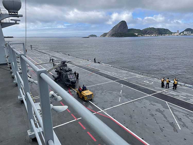 Marineros brasileños realizan operaciones de helicóptero en un UH-15 Super Cougar brasileño en la cubierta del buque naval brasileño Navio-Aeródromo Multipropósito (NAM) Atlântico en apoyo del ejercicio conjunto brasileño DRAGÃO en Río de Janeiro, Brasil, del 29 de octubre al 5 de noviembre. DRAGÃO es un ejercicio bianual conjunto de Brasil centrado en la seguridad marítima y el control del mar en el Atlántico Sur. (Foto de cortesía del Cuerpo de Marines de los Estados Unidos por el Teniente Coronel Michael Aubry)