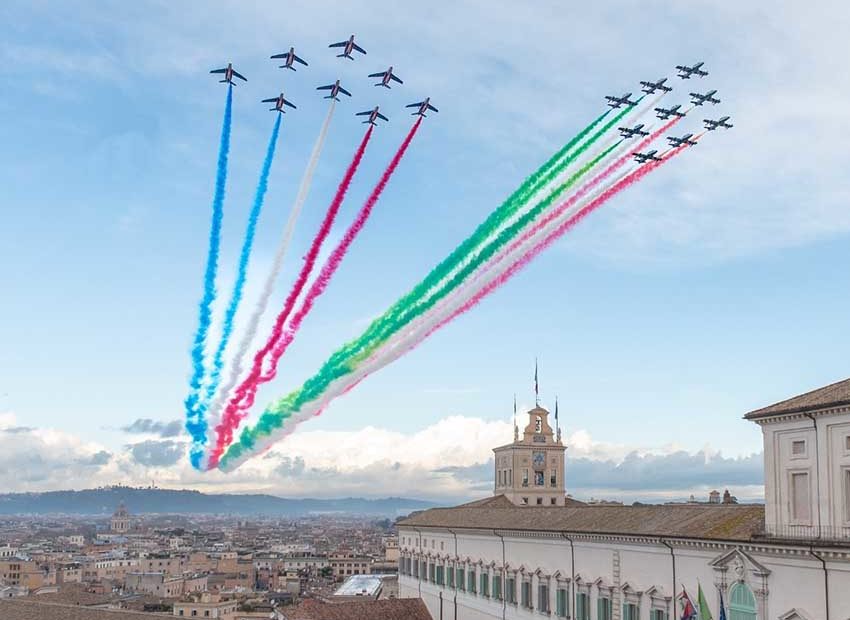 El sobrevuelo de las Frecce Tricolori y la Patrouille de France sobre el Quirinale © Ministerio de Defensa de Italia