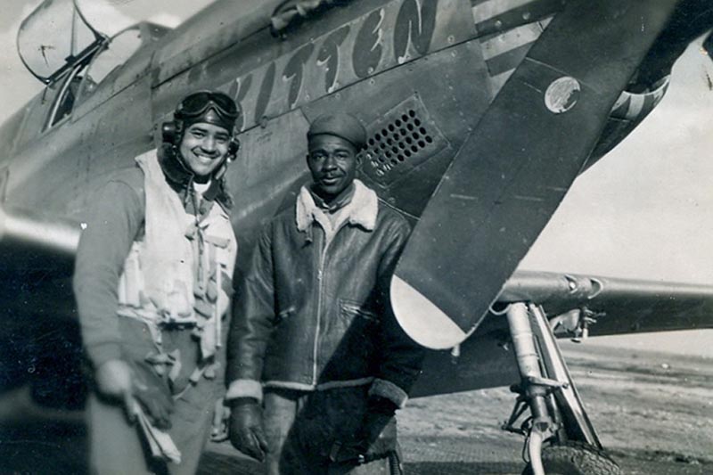 En el aeródromo de Ramitelli, en Italia, el coronel McGee se encuentra frente al P-51C que llamó "Gatito" en honor a su esposa. A su lado está Nathaniel Wilson, el jefe de la tripulación del Mustang. ©DoD