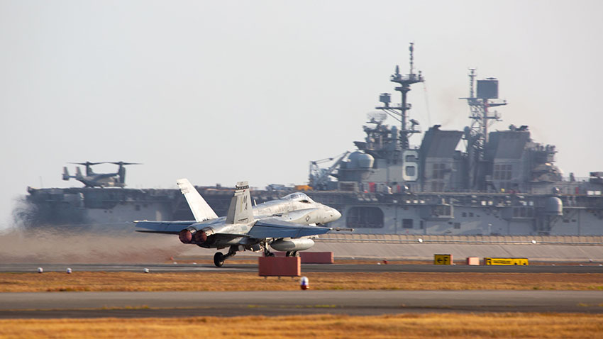 Un avión F / A-18C Hornet del Cuerpo de Marines de los EE. UU. con el Escuadrón de Ataque de Cazas Marinos 112 despega de la Estación Aérea del Cuerpo de Marines (MCAS) Iwakuni, Japón, el 18 de noviembre de 2021. El VMFA-112 participó en un ensayo de ataque marítimo conjunto con la marina de EE. UU. frente a las costas de Okinawa, 19 de noviembre de 2021. Los infantes de marina de los EE. UU. con el VMFA-112 entrenan y ensayan rutinariamente conjuntos de misiones marítimas conjuntas a fin de mantenerse listos para llevar a cabo una amplia gama de tareas operativas en una región caracterizada por vastos océanos, mares, y vías fluviales.  Foto del Cuerpo de Marines de los Estados Unidos por el sargento Booker T. Thomas III